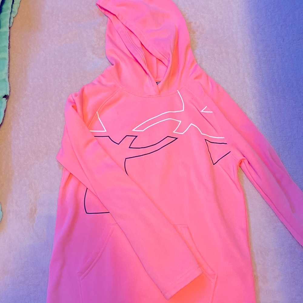 only used a couple times! No stains and really soft! Sports material (can’t ship